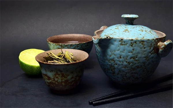 暗い日陰の庭が一瞬で明るくなる！銀葉植物6選